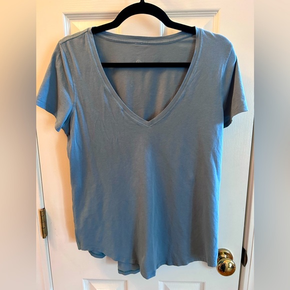 lululemon athletica Tops - Lululemon V-Neck Short Sleeve T-Shirt in Soft Green. Size M.
